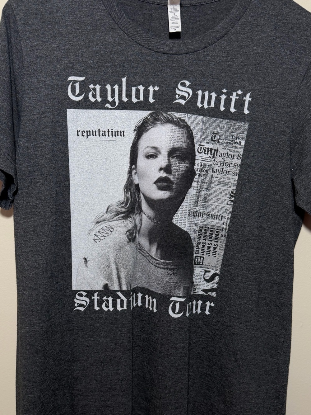 Taylor Swift Reputation Tour Concert Tee 2018 Unisex - Picture 2 of 6
